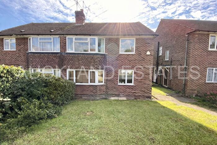 2 Bedroom Flat For Sale In Chauncy Avenue, Potters Bar, EN6