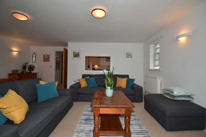 2 Bedroom Flat To Rent In Mariner Court, Avenue Road, Falmouth, TR11