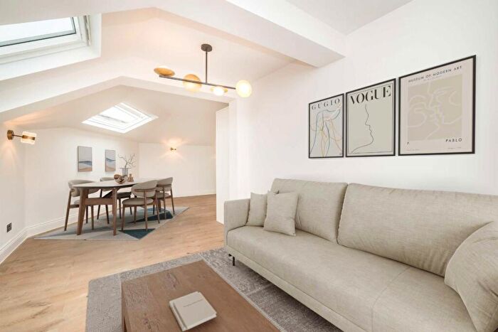 2 Bedroom Flat For Sale In Park Road, Hampton Wick, KT1