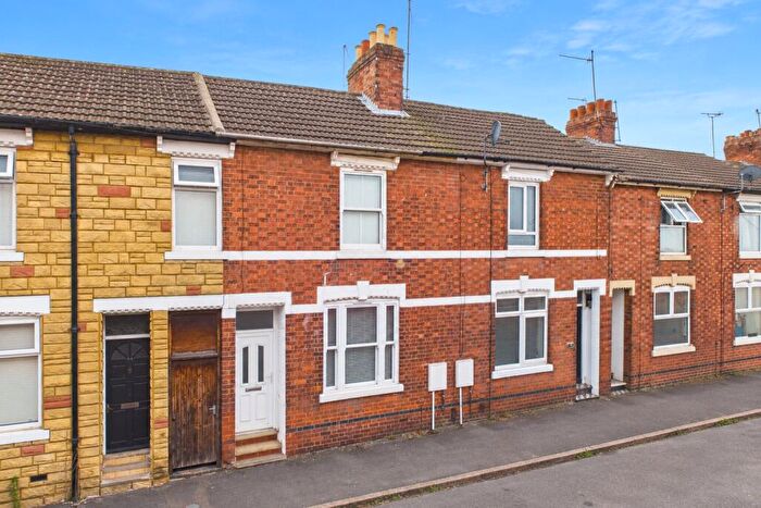 3 Bedroom Terraced House For Sale In Carlton Street, Kettering, Northamptonshire, NN16