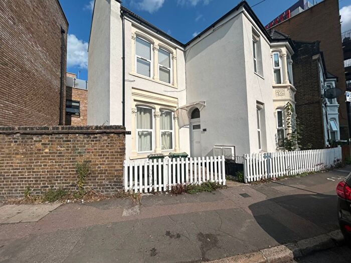 2 Bedroom Flat To Rent In Oak Crescent, E16