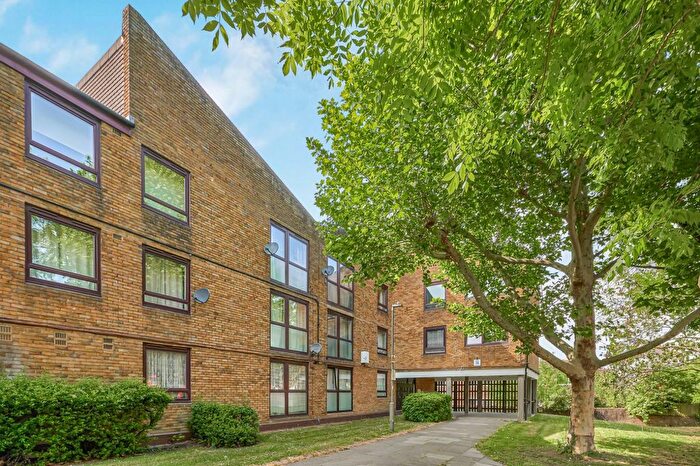 2 Bedroom Flat For Sale In Garratt Lane, London, SW17