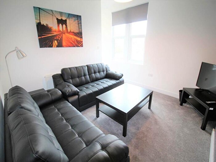 1 Bedroom Flat To Rent In Kirkstall Lane (room ), Headingley, Leeds, LS6