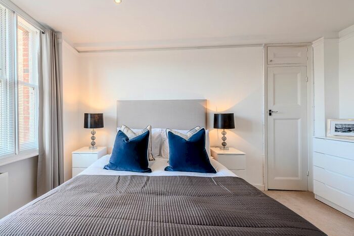 1 Bedroom Flat To Rent In Hill Street, London, W1J