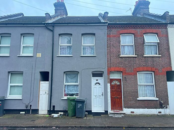 2 Bedroom Terraced House For Sale In Highbury Road, Luton, LU3