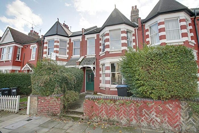 2 Bedroom Apartment For Sale In Eaton Park Road, Palmers Green, N13