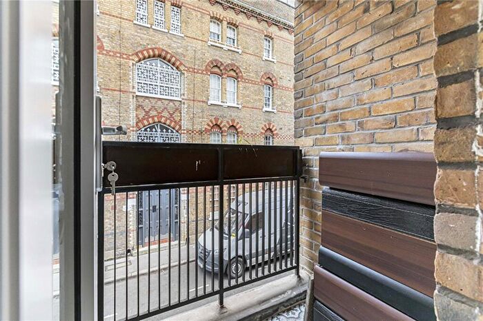 1 Bedroom Apartment For Sale In Rawstorne Street, London, EC1V