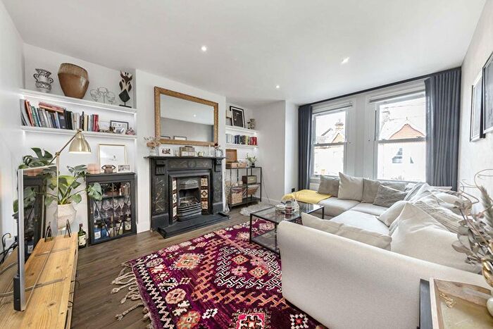 3 Bedroom Flat To Rent In Oakmead Road, Balham, SW12