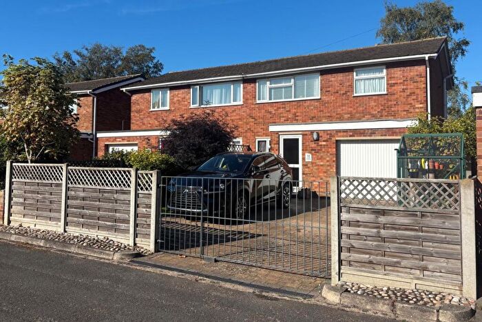 3 Bedroom Semi-Detached House For Sale In Mowbray Crescent, Stotfold, Hitchin, SG5