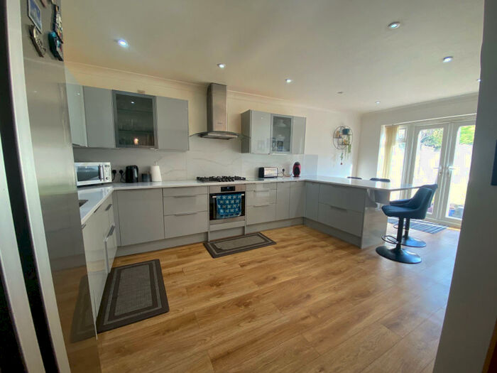 4 Bedroom Semi-Detached House To Rent In The Ruffets, CR2