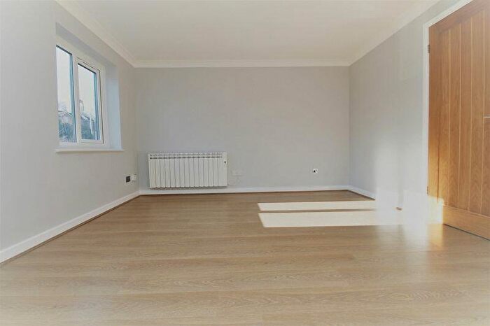1 Bedroom Flat To Rent In Queen Alexandra Road, High Wycombe, HP11