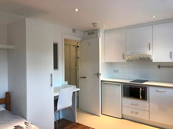 Flat To Rent In Hawkhurst Road -, P11