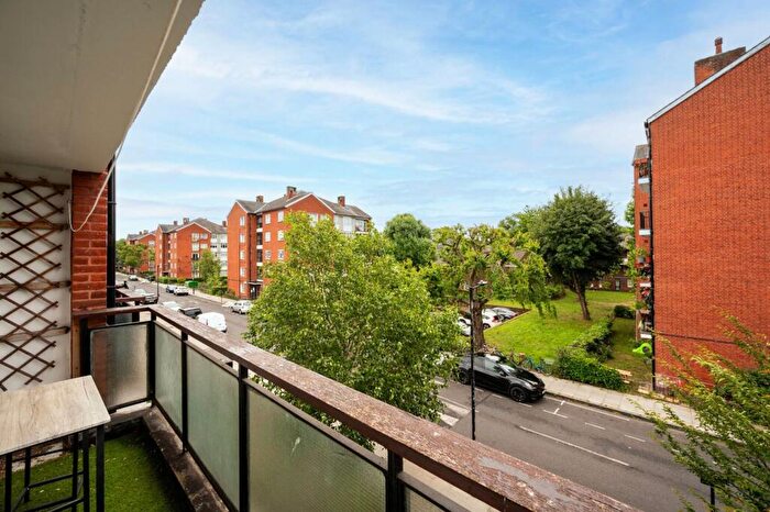 2 Bedroom Maisonette To Rent In Olney Road, Elephant And Castle, London, SE17