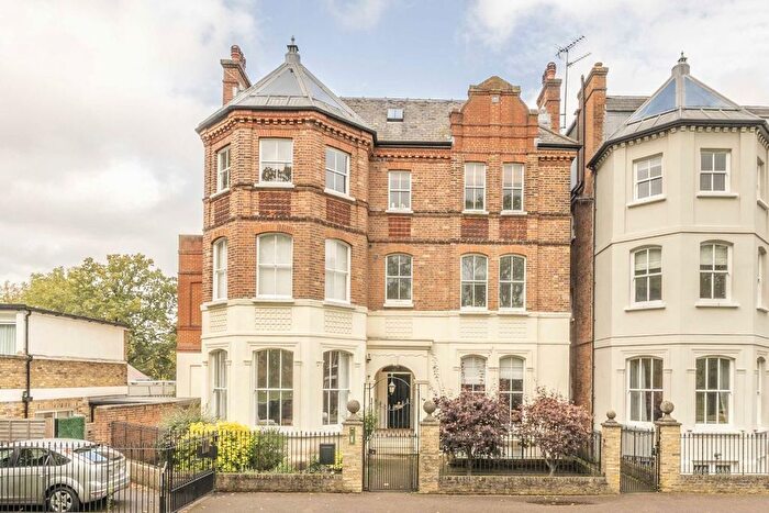 3 Bedroom Flat To Rent In Windmill Drive, London, SW4