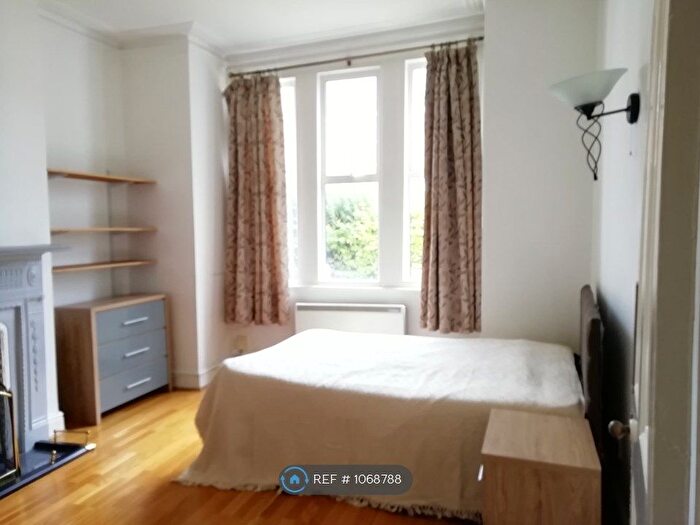 2 Bedroom Flat To Rent In Clapham, London, SW4