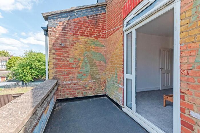 2 Bedroom Flat To Rent In Walm Lane, Willesden Green, NW2