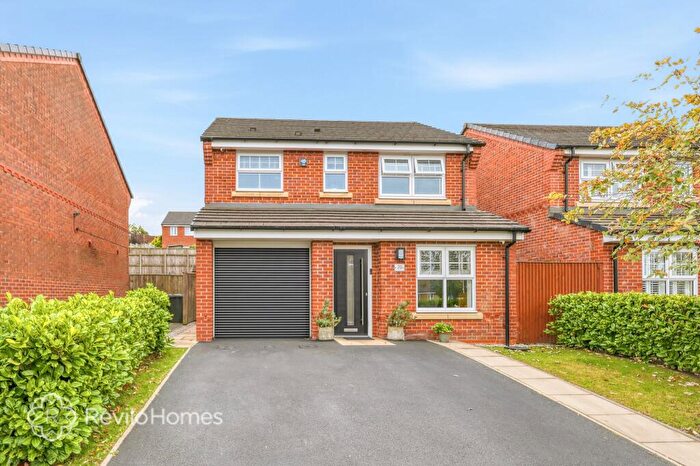 3 Bedroom Detached House For Sale In Ginnell Farm Avenue, Rochdale, OL16