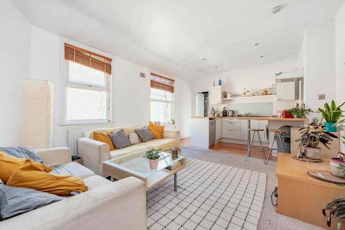 3 Bedroom Flat To Rent In Blegborough Road, London, SW16