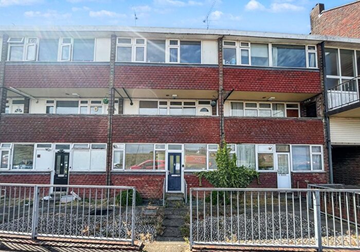 1 Bedroom Flat For Sale In Cotmandene, Dorking, Surrey, RH4