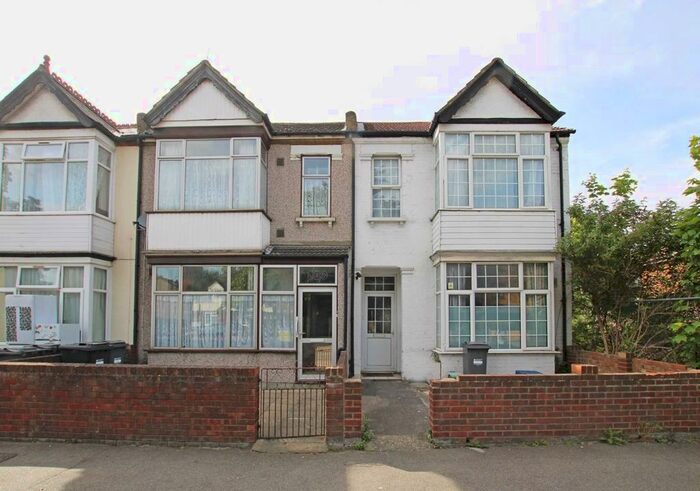 3 Bedroom Terraced House To Rent In Hanworth Road, Hounslow, TW3