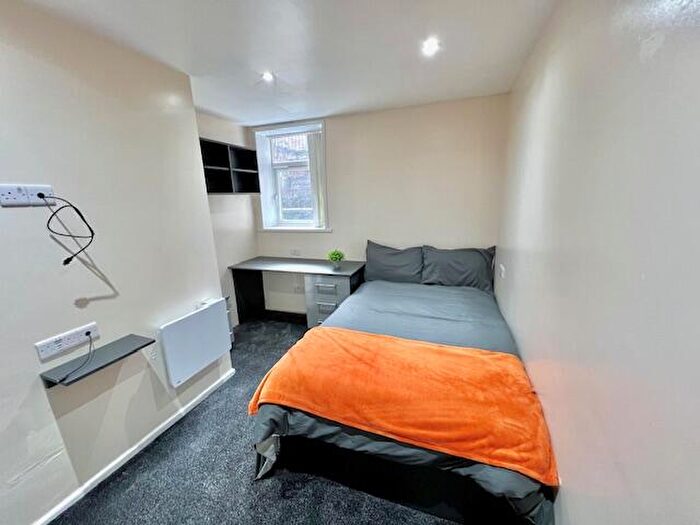 3 Bedroom Flat To Rent In Moorland Avenue, Hyde Park, Leeds, LS6