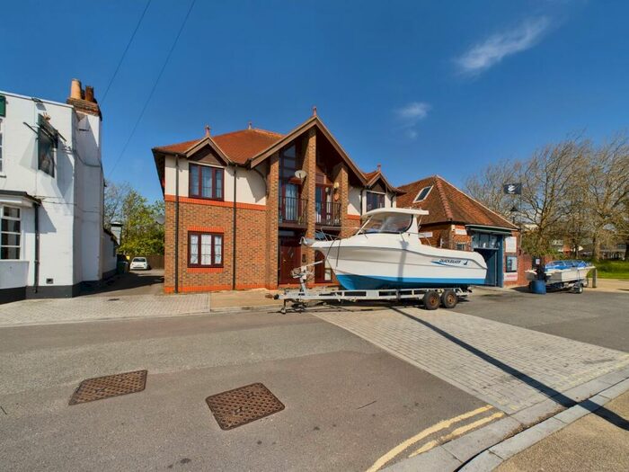 1 Bedroom Flat To Rent In Creek House, PO16