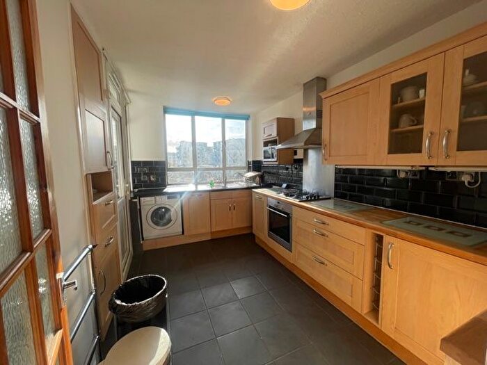 3 Bedroom Flat To Rent In Commercial Road, London, E1