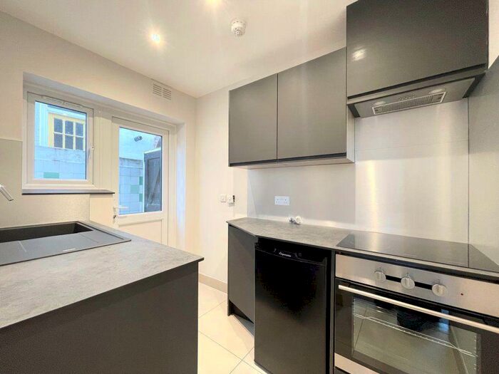 Studio To Rent In York Avenue -, P01