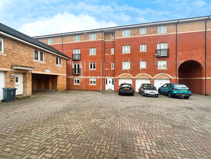 2 Bedroom Flat For Sale In Saltash Road, Swindon, SN2
