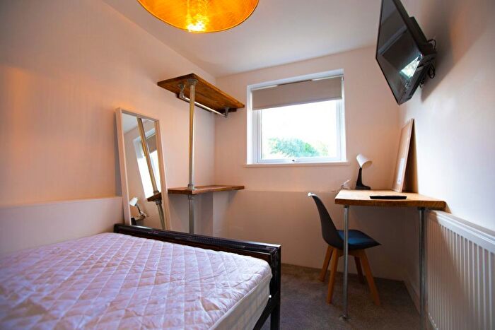 3 Bedroom Flat To Rent In Seymour Close, B29