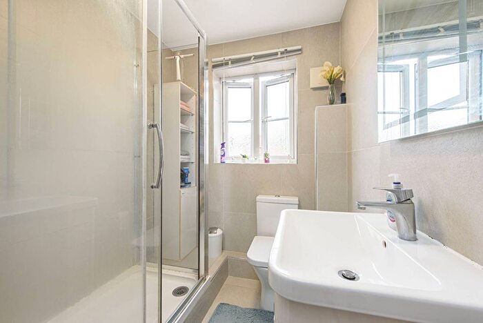 2 Bedroom Flat To Rent In Dover Close, Cricklewood, London, NW2