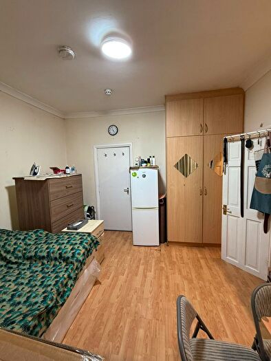 Studio To Rent In Sunnycroft Road, Hounslow, TW3