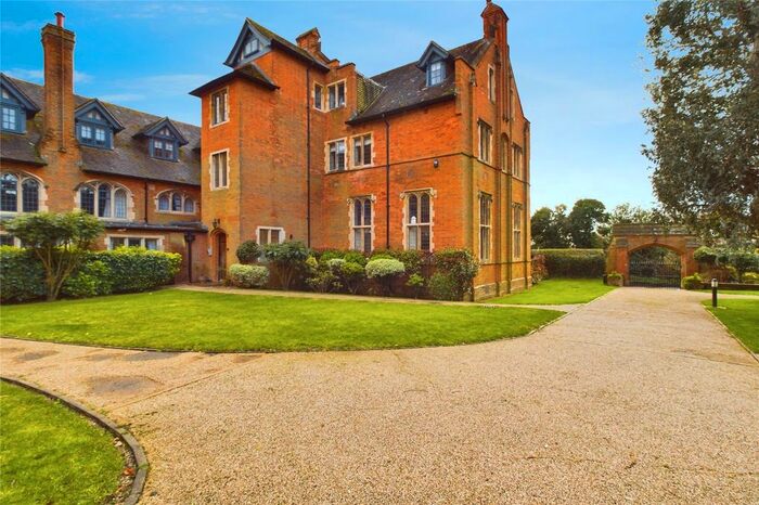 4 Bedroom Flat For Sale In Abbey Gardens, Upper Woolhampton, Reading, Berkshire, RG7