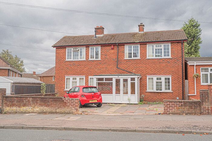 3 Bedroom Detached House For Sale In Cedar Road, Wednesbury, WS10