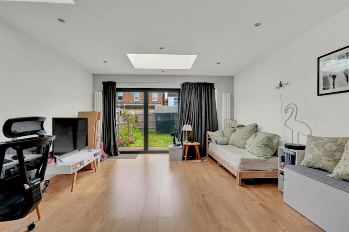 1 Bedroom Flat To Rent In Dudley Gardens, London, W13