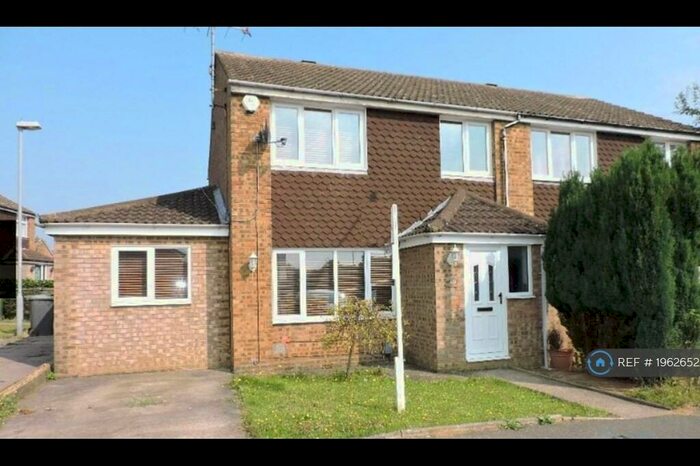 4 Bedroom Terraced House To Rent In Telscombe Way, Luton, LU2