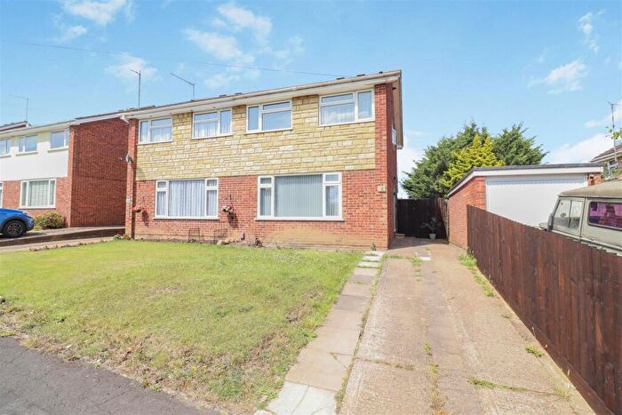 3 Bedroom Semi-Detached House For Sale In Byron Crescent, Rushden, NN10