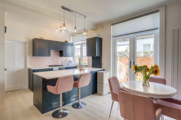 2 Bedroom Flat For Sale In Theodore Road, London, SE13