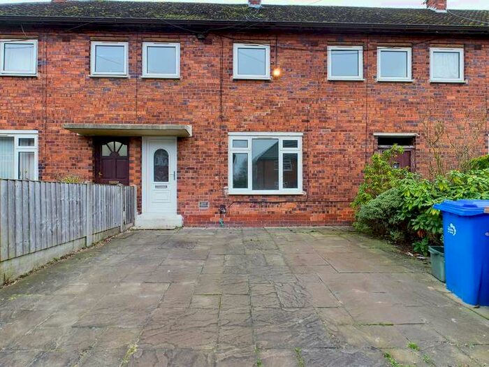 3 Bedroom Town House To Rent In Magdalen Road, Blurton, Stoke-on-trent, ST3