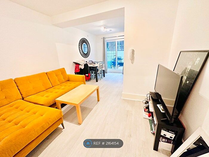 3 Bedroom Maisonette To Rent In Stowe Road, London, W12