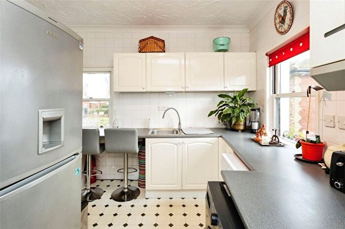 2 Bedroom Flat For Sale In Hadlow Road, Tonbridge, Kent, TN9