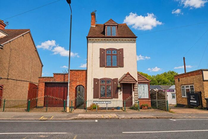 3 Bedroom Detached House For Sale In Southfield Road, Hinckley, LE10