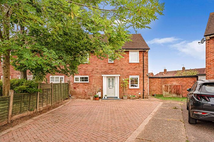 3 Bedroom Semi-Detached House For Sale In Raymonds Close, Welwyn Garden City, AL7