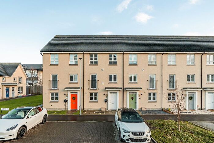 4 Bedroom Town House For Sale In Barnyard Park Loan, Edinburgh, EH12