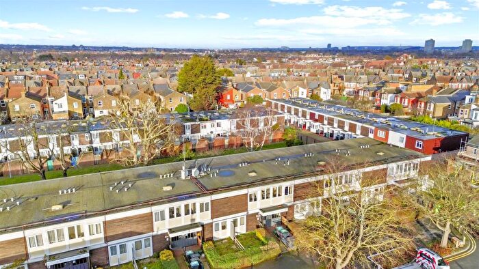 1 Bedroom Flat For Sale In Ben Tilett House, Willow Walk, Turnpike Lane, N15