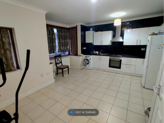 3 Bedroom Flat To Rent In Bulstrode Avenue, Hounslow, TW3