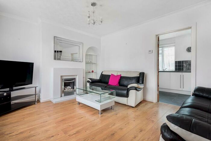 3 Bedroom Semi-Detached House To Rent In Reading, Berkshire, RG2