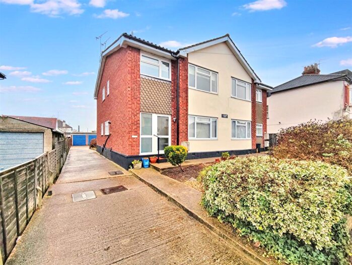 2 Bedroom Flat To Rent In Jacqueline Court, Elmsleigh Drive, Leigh-On-sea, SS9
