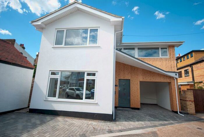 4 Bedroom Detached House To Rent In Sunningdale Avenue, Leigh-On-Sea, Essex, SS9