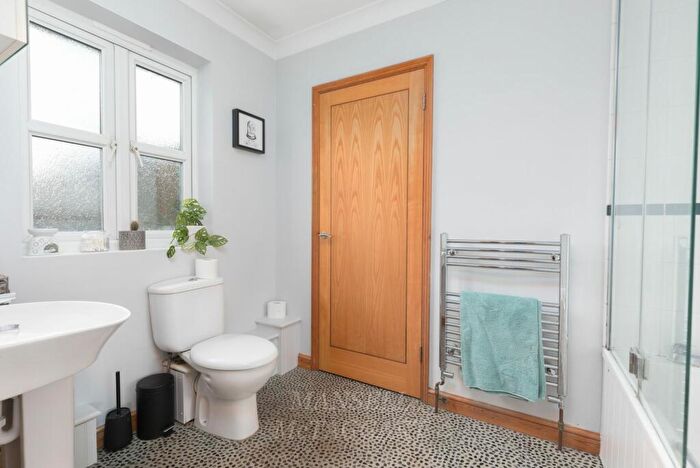 1 Bedroom Flat For Sale In Hermitage Road, East Grinstead, RH19
